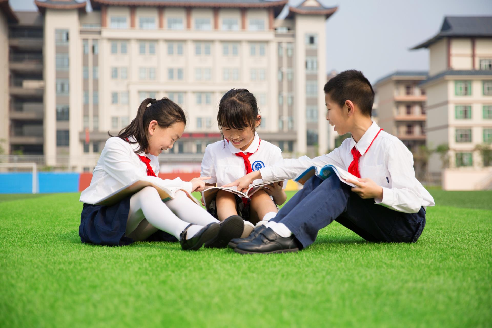 操场学生.jpg 操场学生.jpg